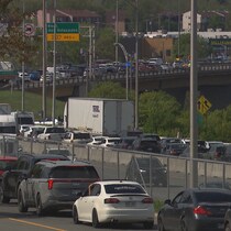 Un embouteillage sur un pont d'autoroute.