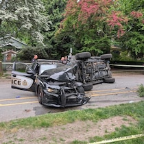 Une voiture-patrouille est très endommagée et un autre véhicule est renversé.