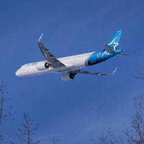 Un avion de la compagnie Air Transat dans le ciel.