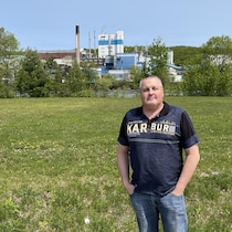 Alain Gauthier, maire de Témiscaming, devant l'usine RYAM.