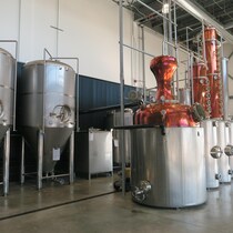 Des alambics destinés à la production de gin et de vodka. 