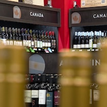 Des bouteilles de vin canadien dans un magasin d'alcool.