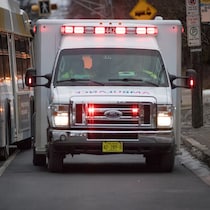 Une ambulance dans une rue l'hiver. 