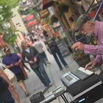 Ne vous étonnez pas d'entendre encore beaucoup de musique francophone dans la vieille ville cet été.