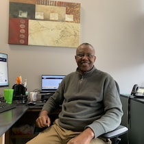 André Nsengiyumva assis dans son bureau.