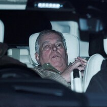 Andrew Mountbatten-Windsor dans une voiture à sa sortie du poste de police.