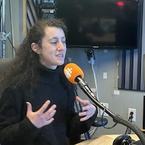 Angélique Gallien est interviewée dans un studio de radio.