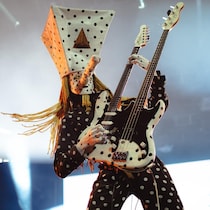 Un musicien joue de la guitare. 