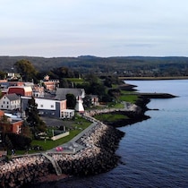 Une photo aérienne du centre-ville prise du côté de la baie de Fundy..