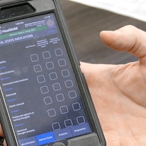 Un téléphone.