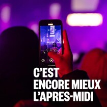Une personne filme le spectacle avec son téléphone cellulaire.