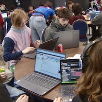 Des élèves apprennent à coder à partir de chansons d'artistes autochtones populaires lors d’un atelier Ta Voix est puissante à Regina, le 1er avril 2025. 