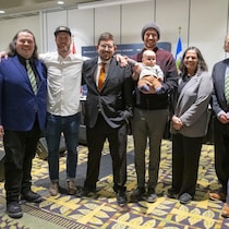 Photo de groupe de l'équipe de Cabin Radio et de leurs consultants lors de l'audience du CRTC en février.