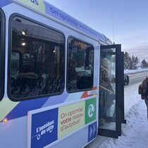 Un autobus à l'arrêt pour laisser descendre des passagers.   