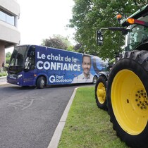 L'autocar de campagne du Parti québécois arrive au siège social de l'Union des producteurs agricoles (UPA) à Longueuil.