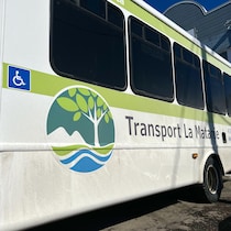 Un minibus de la MRC attend des passagers.