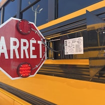 Le panneau d'arrêt d'un autobus scolaire a été déployé.