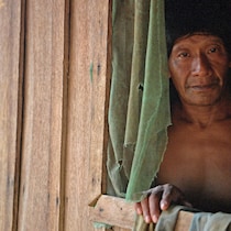 Un membre des Uru-eu-wau-wau, une nation autochtone de l'Amazonie qui lutte contre les pilleurs de terres, pose pour la caméra.