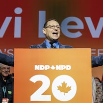 Avi Lewis sur scène.