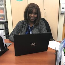 Une femme aide son fils avec ses devoirs.