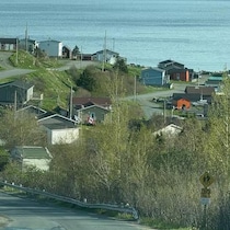 La petite communauté de Baie Verte–Green Bay en été. 