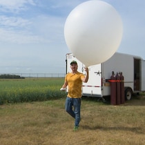 Un employé d'Environnement et changements climatiques Canada s'apprête à lancer un ballon-sonde près de Saskatoon, en Saskatchewan, en août 2026.