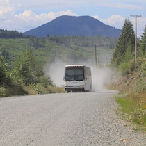 Un autocar sur une route de gravier.