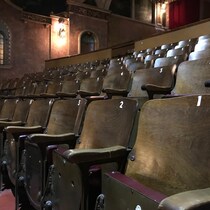 Les bancs du Théâtre Granada sont en vente jusqu'au 21 décembre.