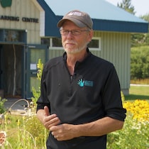 Barry Rothfuss interviewé devant un bâtiment de son institut.