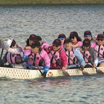 L’équipe de bateau-dragon Busting with Energy, entièrement composée de femmes ayant survécu à un cancer du sein, lors d'un entraînement à Saskatoon, en Saskatchewan, le 7 août 2026.