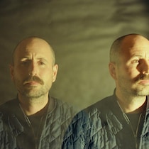 L'artiste Chris Belliveau en double