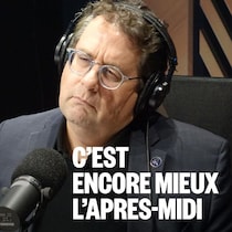 Bernard Drainville assis dans un studio.
