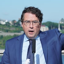 Bernard Drainville en point de presse aux côtés de François Legault.