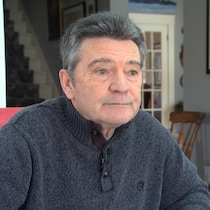 Bernard Richard assis pour une discussion.