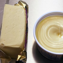 Du beurre et de la margarine sur une surface en acier inoxydable.