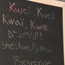Un tableau noir où est écrit Bienvenue en plusieurs langues autochtones.