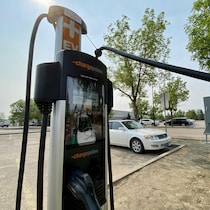 L'une des bornes de recharge gratuites pour voiture électrique de la Ville de Saskatoon, en Saskatchewan, le 30 mai 2023.