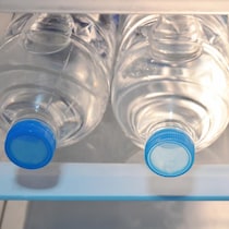 Trois bouteilles d'eau en plastique.