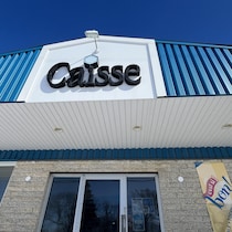Le logo de Caisse groupe financier sur la façade d'une succursale. 