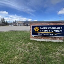 Une caisse populaire et son enseigne