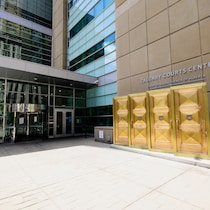 Quatre portes dorées sous l'indication Palais de justice de Calgary.