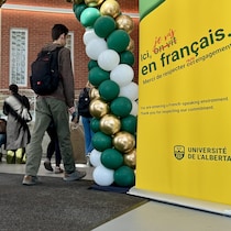 Des étudiants du Campus Saint-Jean se rendent à leurs cours le 4 septembre 2025.
