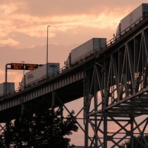 Des camions sur un pont.