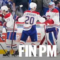Les joueurs des Canadiens célèbrent sur la glace.