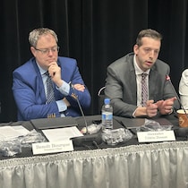 Deux personnes assises à une table.