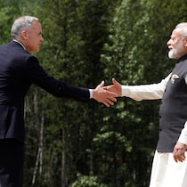 Le premier ministre canadien Mark Carney et le premier ministre indien Narendra Modi se serrent la main avant de poser pour une photo lors du sommet des dirigeants du G7 à Kananaskis, en Alberta, le 17 juin 2025.