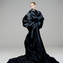 Céline Dion pose dans une longue robe noire.