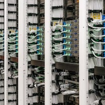 De puissants ordinateurs connectés les uns aux autres à l’intérieur d’un centre de données.