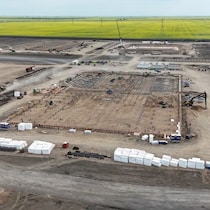 Des ouvriers et des engins de chantier sur le site de construction du centre de données d'IA de Bell Canada, au sud de Regina