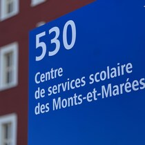 Une pancarte indiquant «Centre de services scolaire des Monts-et-Marées».